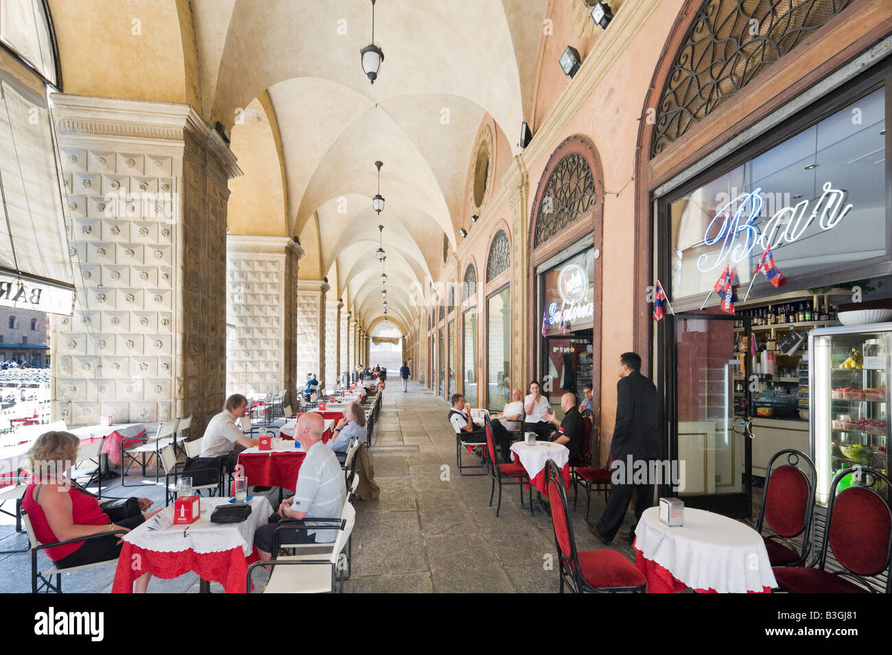 Cafe-Bar in einer Säulenhalle im historischen Zentrum, Piazza Maggiore, Bologna, Emilia Romagna, Italien Stockfoto