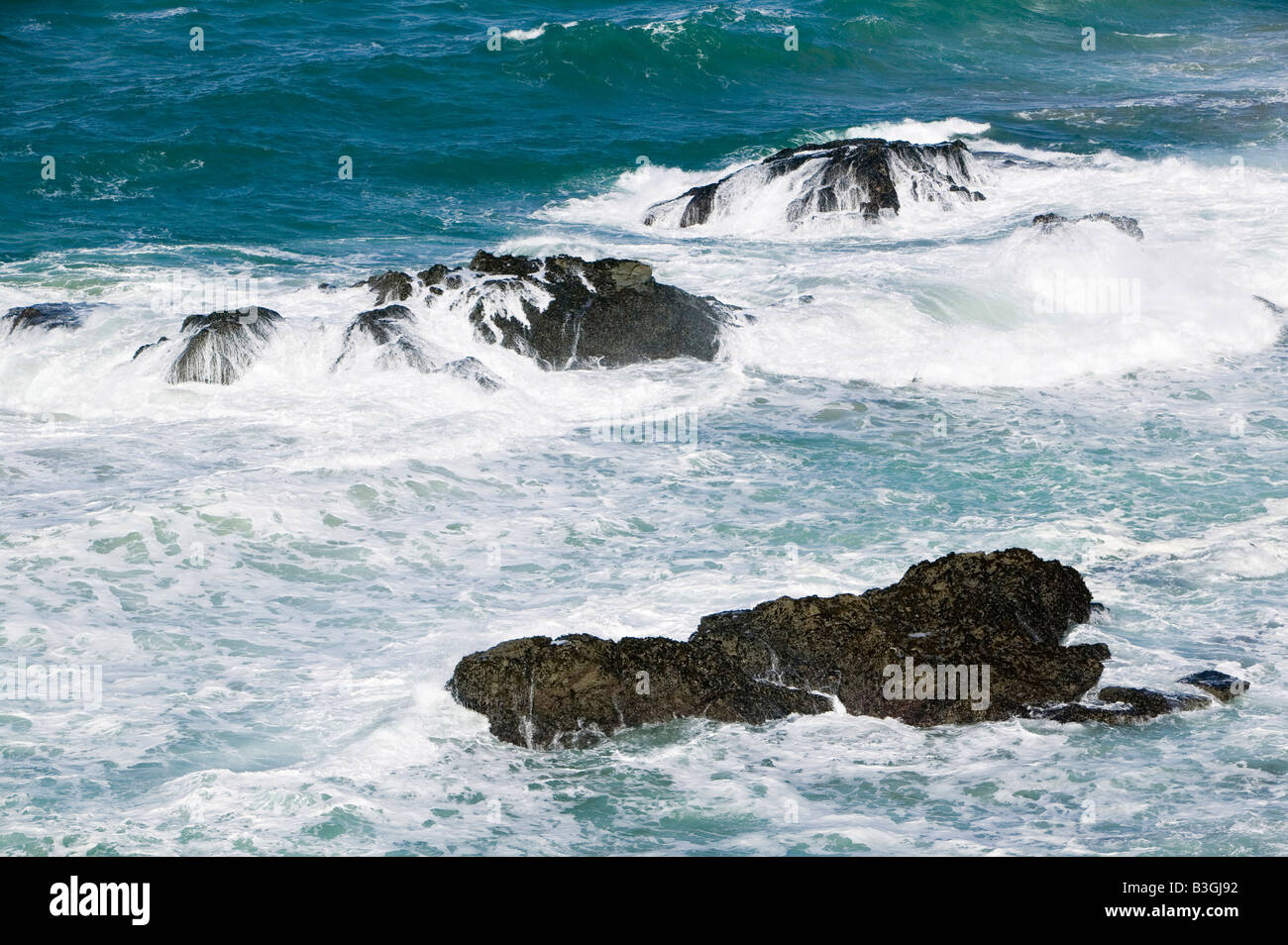Wellen aus Stepper Point in der Nähe von Padstow auf die Cornish Küste UK Stockfoto