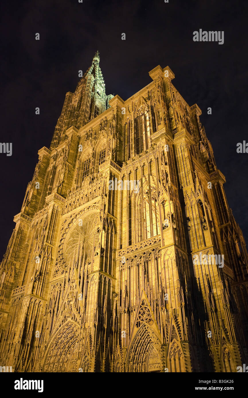 Beleuchtete Notre-Dame Kathedrale 14. Jahrhundert in der Nacht, Straßburg, Elsass, Frankreich Stockfoto