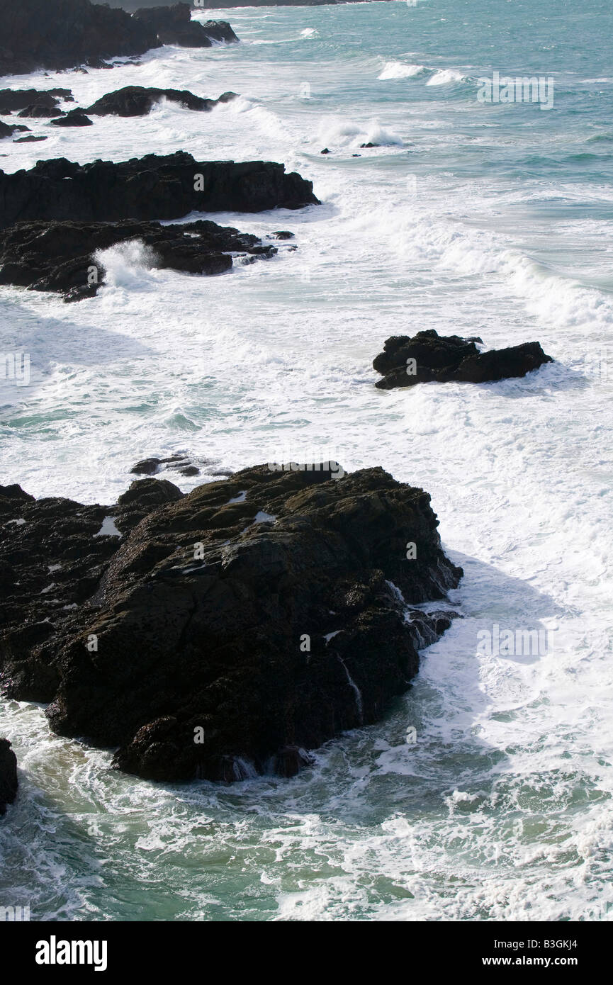 Wellen aus Stepper Point in der Nähe von Padstow auf die Cornish Küste UK Stockfoto