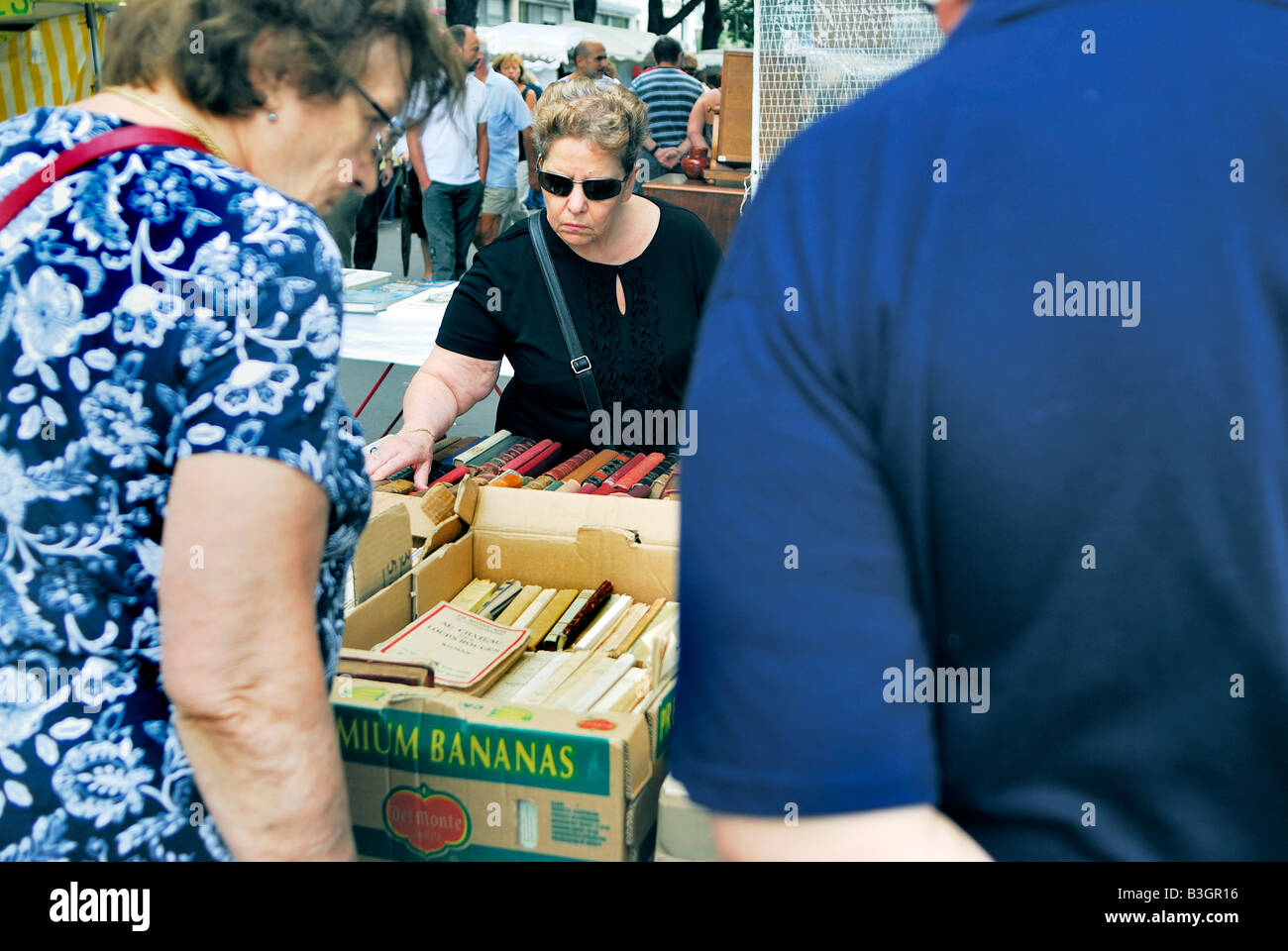 Paris Frankreich, Kleingruppeneinkäufe, Senioren Frauen, Sammlerbücher auf dem Display, gebrauchte Bücher frankreich, Vintage-Shop durchsuchen Stockfoto