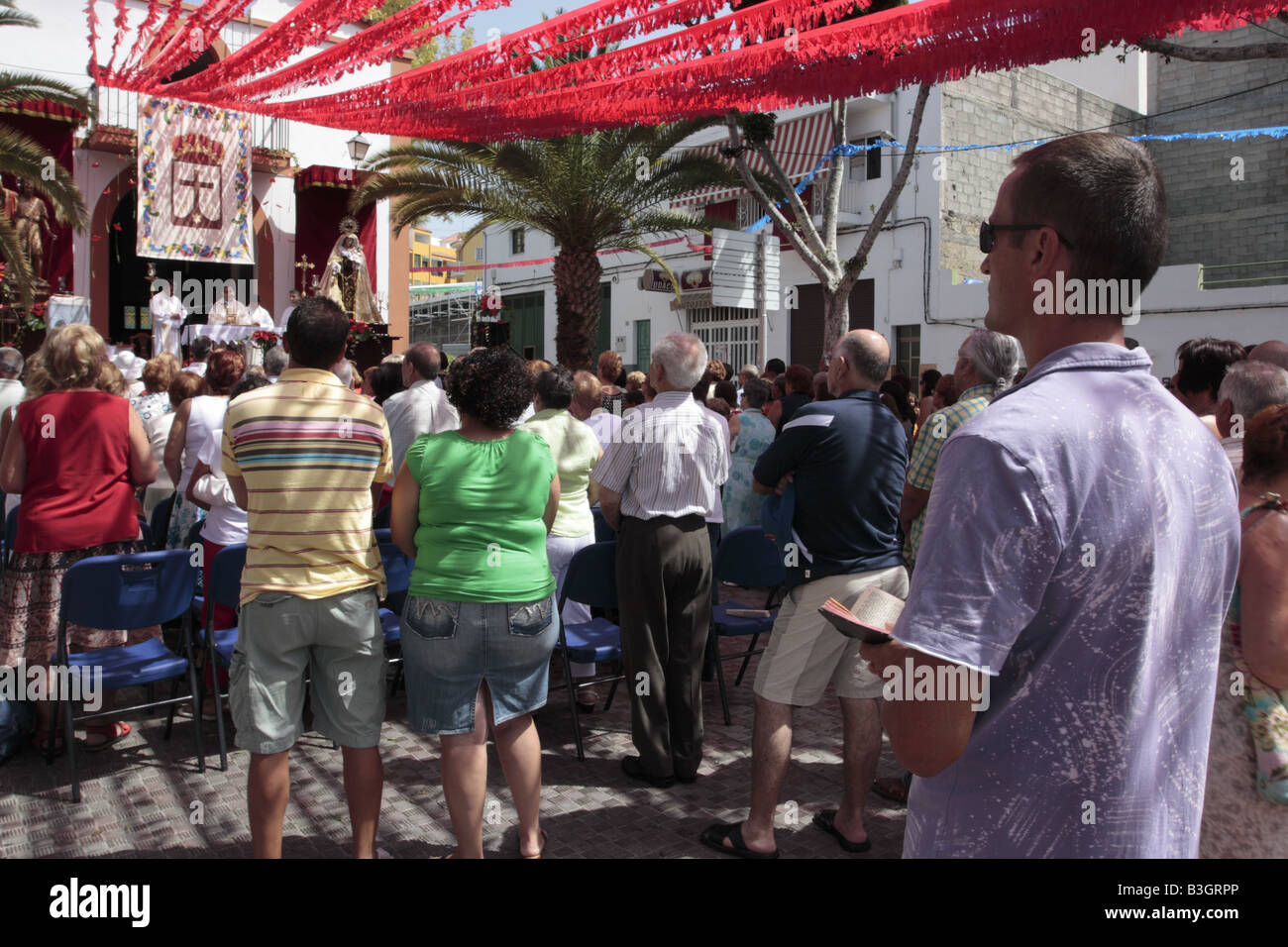 Eine katholische Messe außerhalb der Kirche, die Fiesta del Carmen und San Juan Bautista, Fiesta in Playa San Juan, Teneriffa feiern Stockfoto