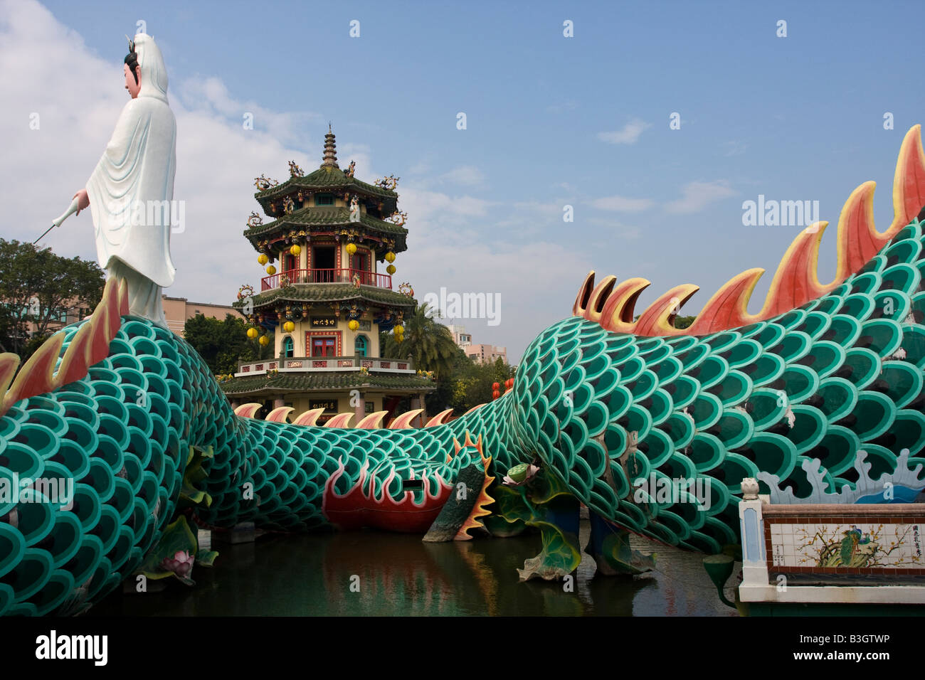 Drachen und buddhistische Statuen und Pagode Lotus Lake Zouying Kaohsiung Taiwan Republik von China (ROC) Stockfoto