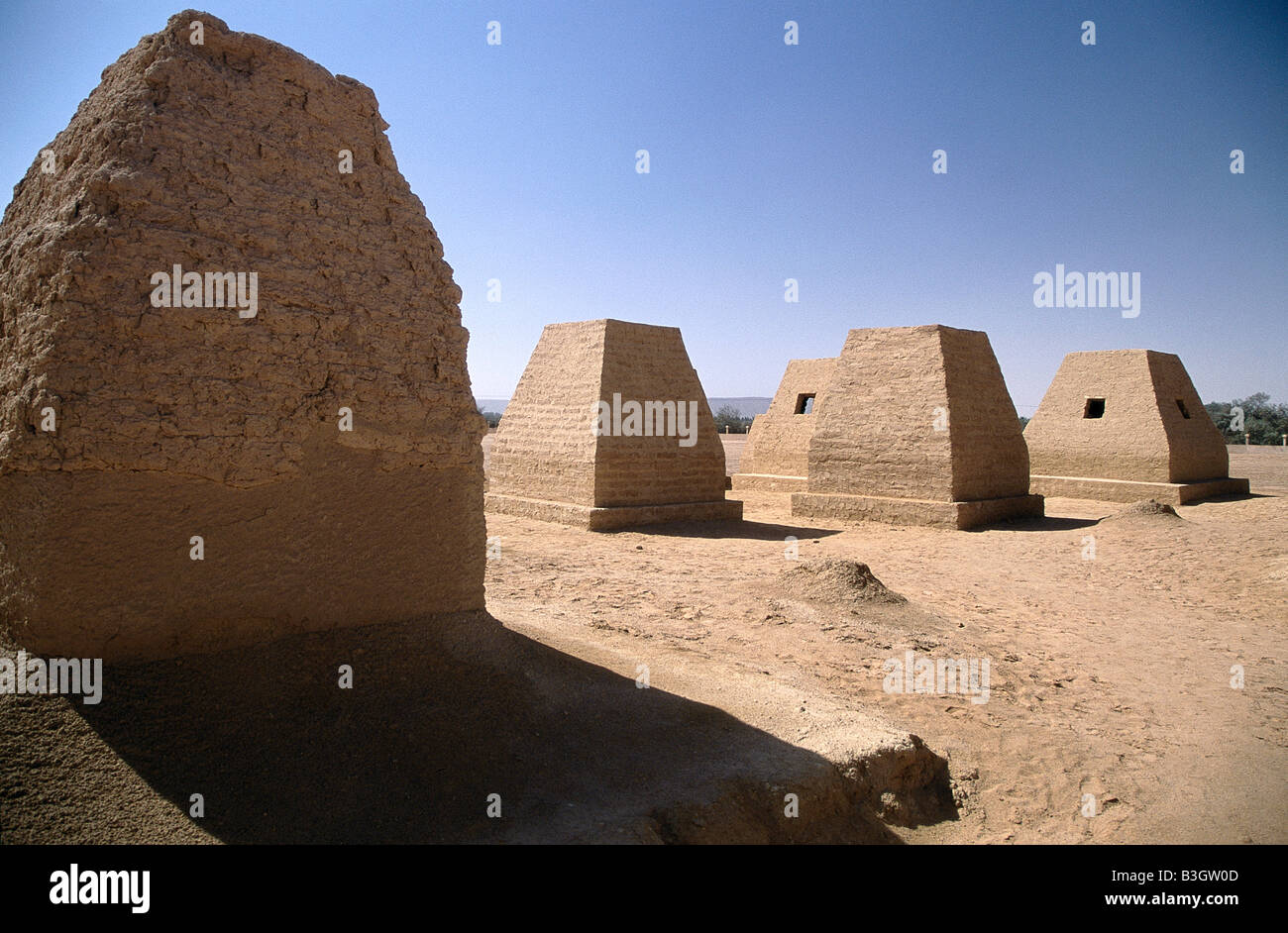 Die so genannte Hattia Pyramiden, wo wichtige Persönlichkeiten und Herrscher des Königreiches Garama in der Sahara Wüste, Libyen beigesetzt wurden. Stockfoto