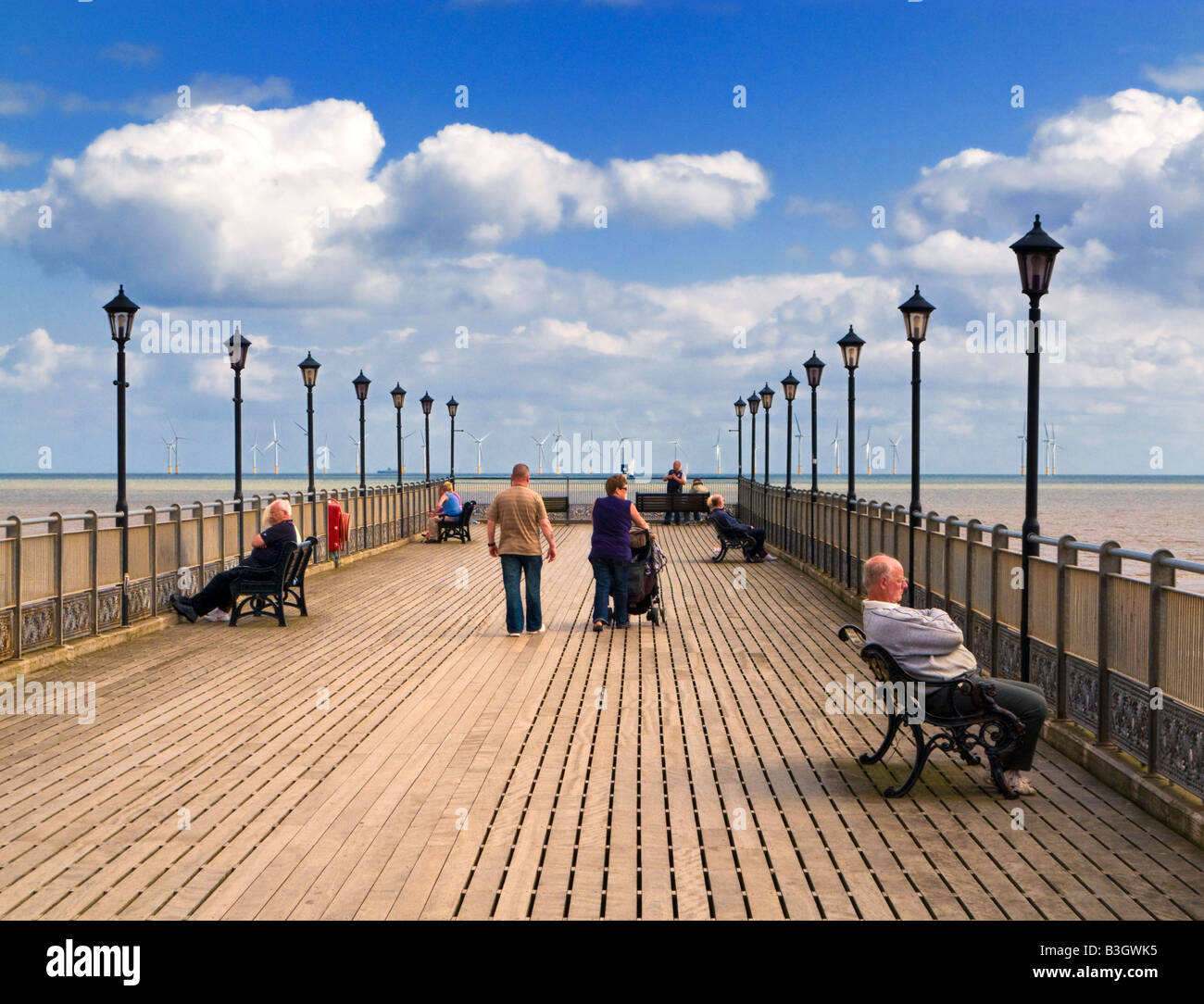 Menschen entspannen auf Skegness Pier Lincolnshire England UK Stockfoto