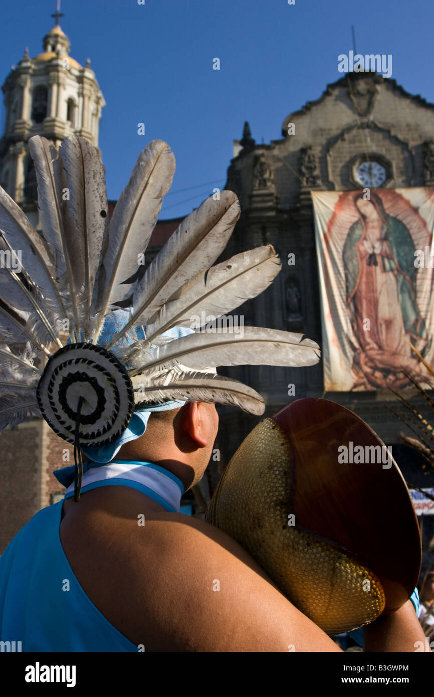 Aztekische Tänzer mit Federschmuck während der Feier der Jungfrau von Guadalupe in Mexiko-Stadt. Stockfoto