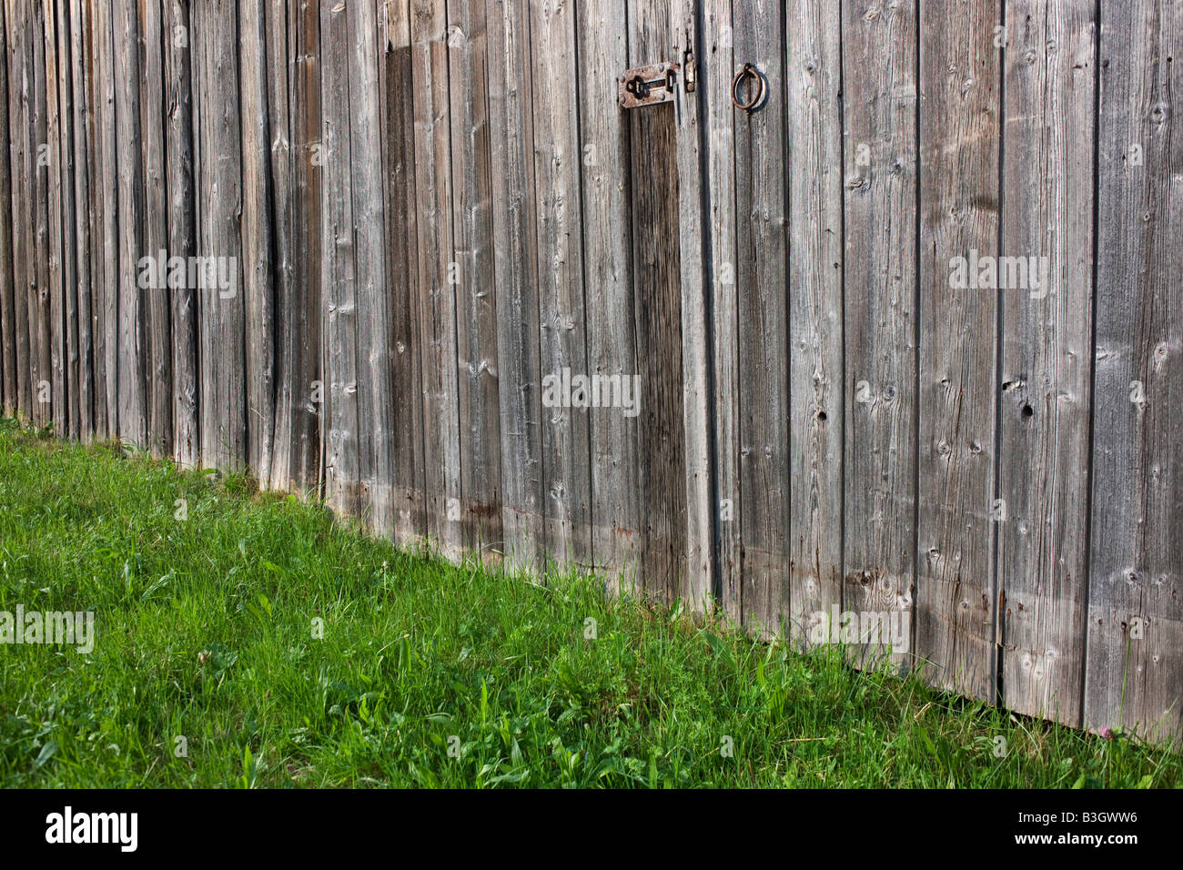 Verwitterte Holzplatten Scheunentore auf einer Wiese in der Nähe von Dorf Kälbermühle im deutschen Schwarzwald. Stockfoto