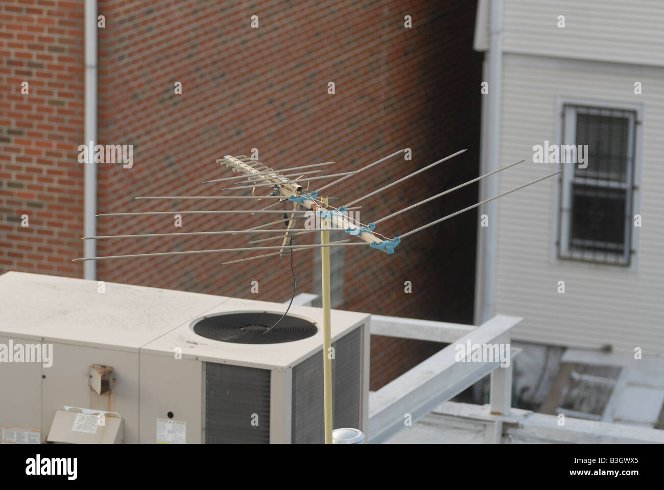 TV-Antennen auf dem Dach der Gebäude im Stadtteil Queens in New York Stockfoto