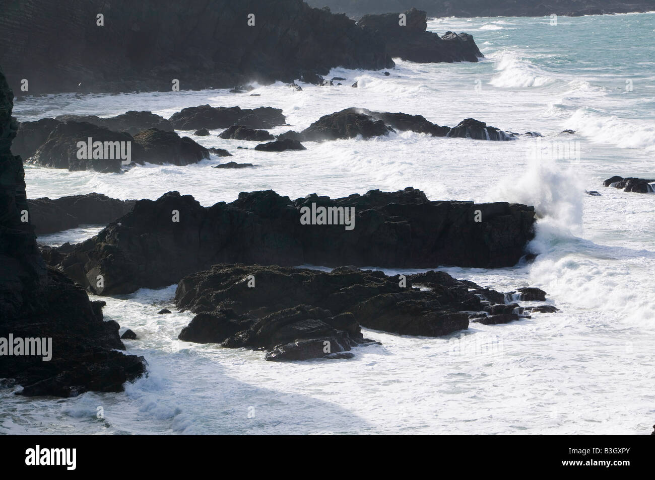Wellen aus Stepper Point in der Nähe von Padstow auf die Cornish Küste UK Stockfoto