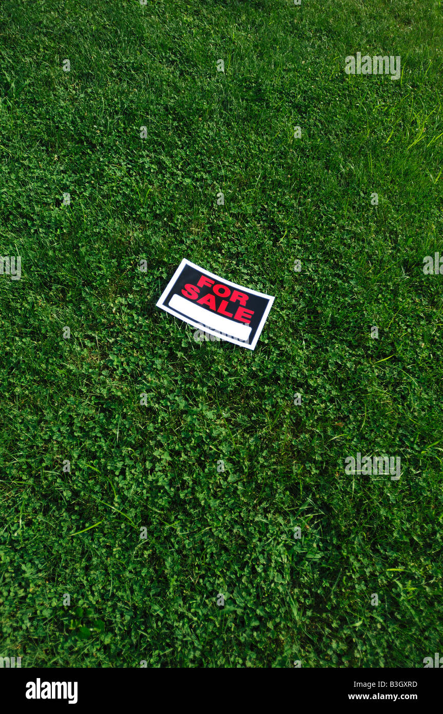 Für Verkauf Zeichen auf dem grünen Rasen Stockfoto