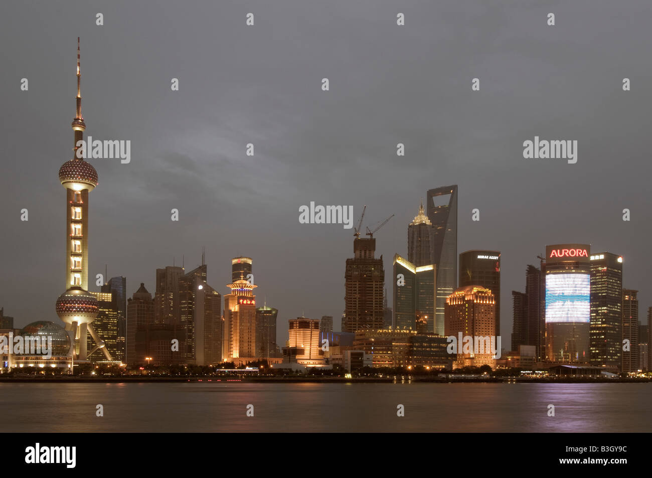 Pudong-Bereich in der Abenddämmerung in Shanghai vom Bund (Westbank des Huangpu-Flusses) aus gesehen Stockfoto