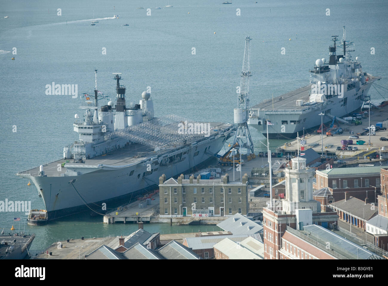 HMS Ark Royal links und HMS Illustrious rechts im Dock in Portsmouth im Jahr 2008 Stockfoto