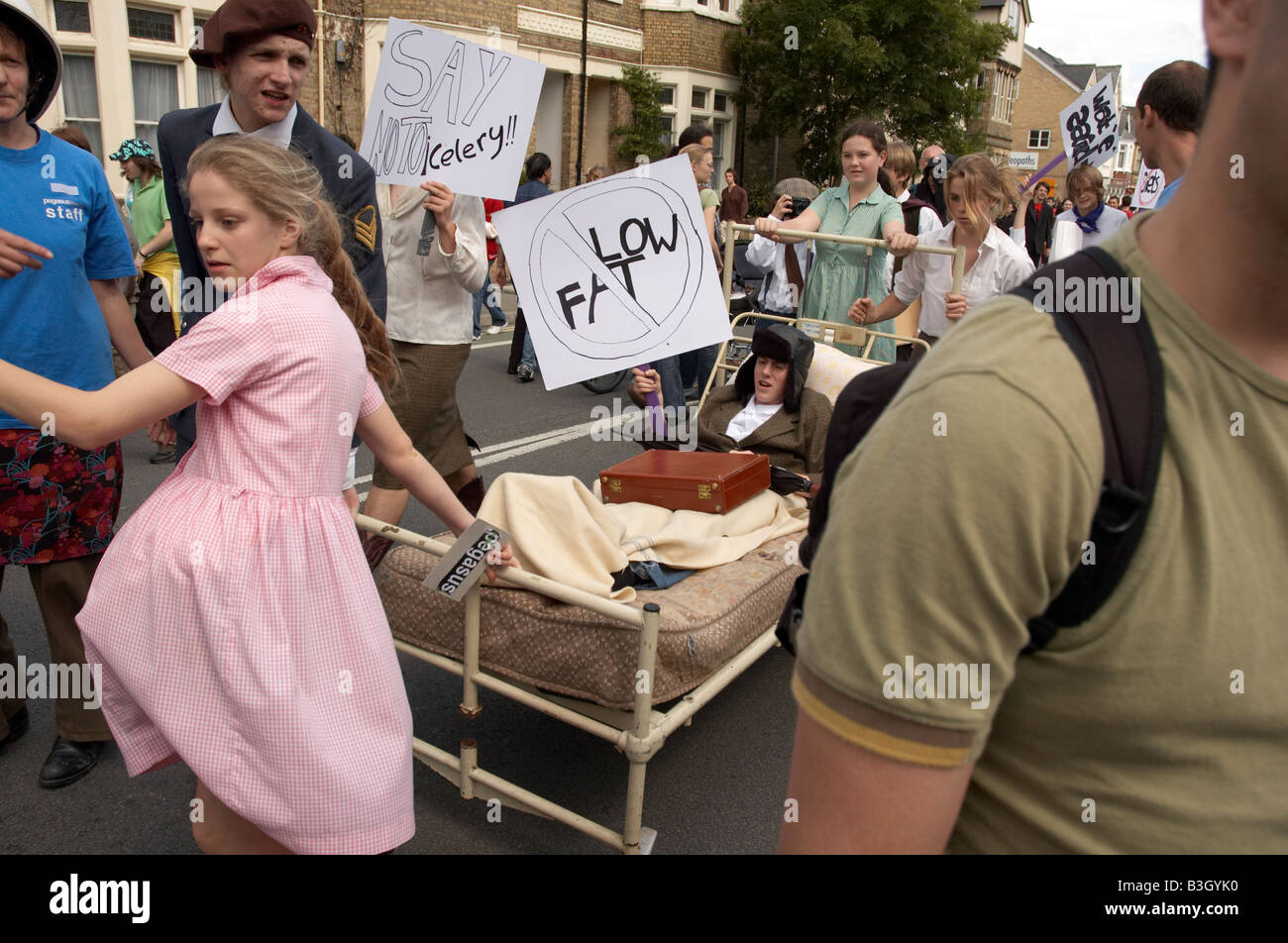 Schülerinnen und Schüler demonstrieren gegen niedrige fettreiche Nahrung in Cowley Straße Karneval, Oxford Stockfoto