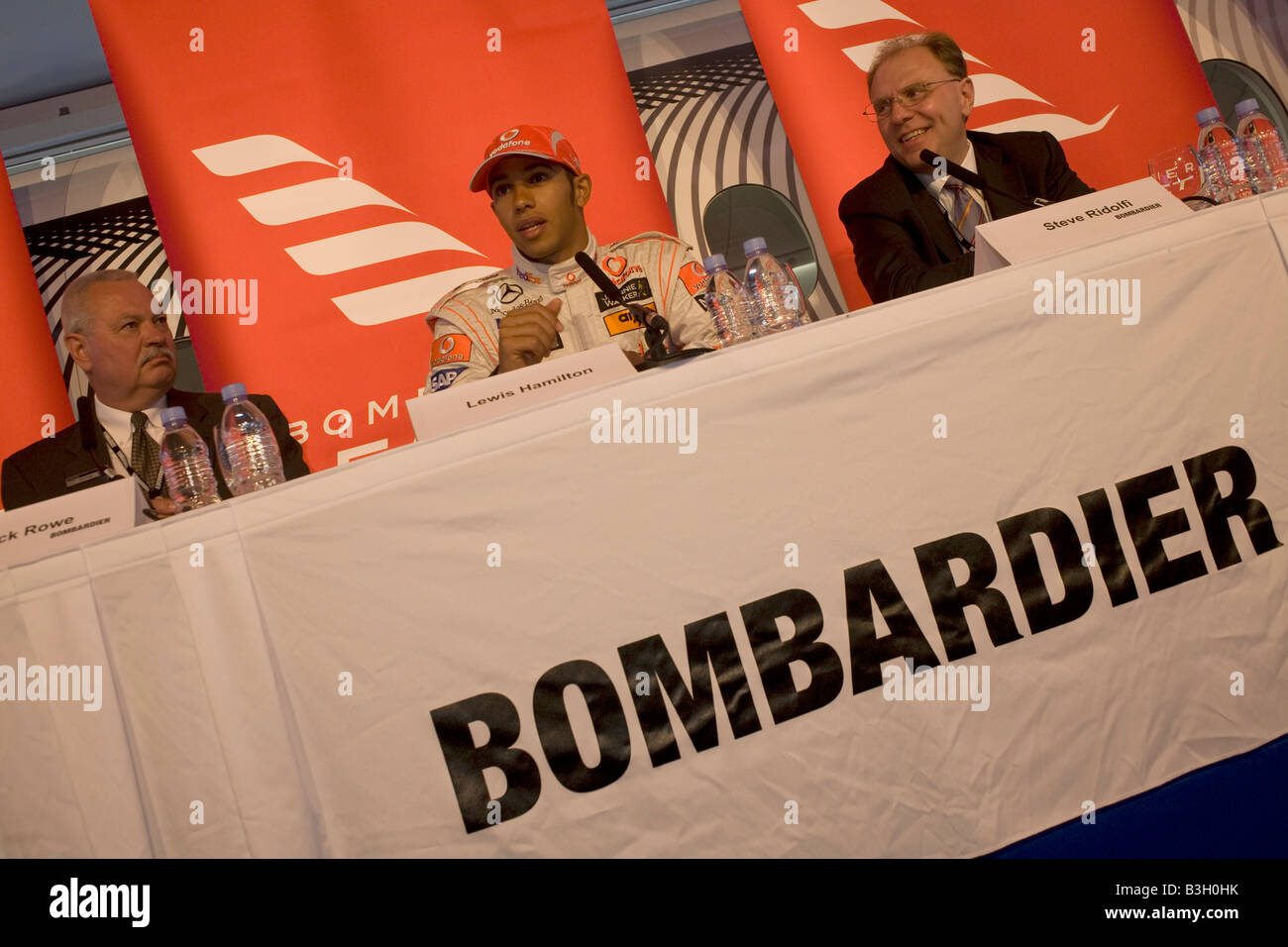 Formel 1-Fahrer Lewis Hamilton besucht eine Pressekonferenz veranstaltet von Flugzeugen Sponsor Bombardier deren Learjet er nutzt Stockfoto