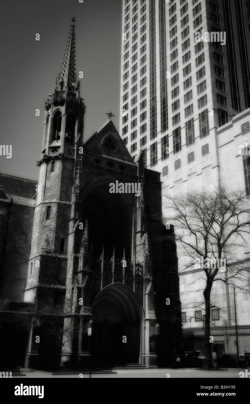 Turm der vierte Presbyterian Church (1914). Auf dem Hintergrund der 900 North Michigan Gebäude (1989). Magnificent Mile. Chicago Stockfoto