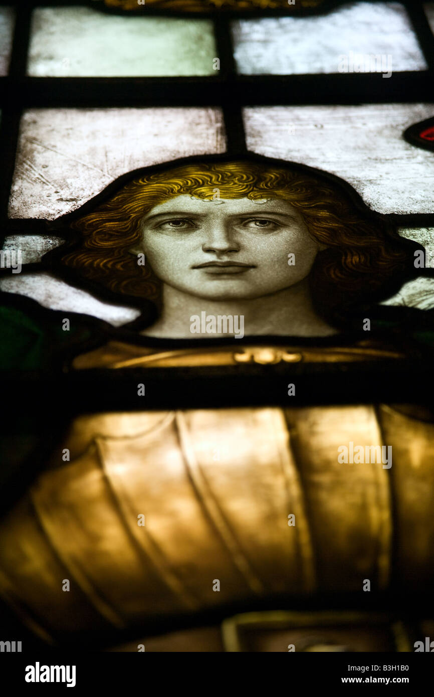 Glasfenster mit St. George liegt in der Belfast City Hall. Stockfoto