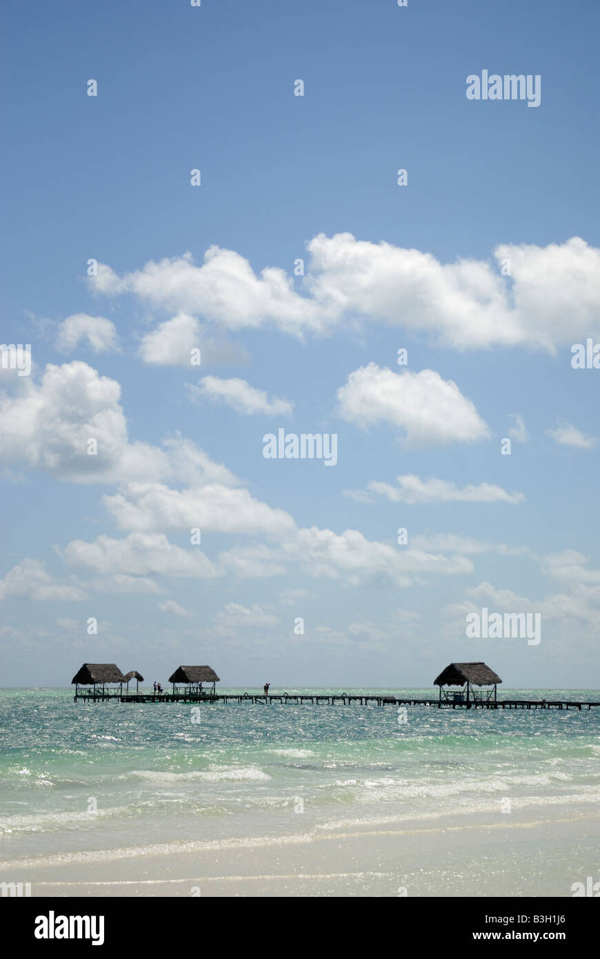 Anlegestelle mit kleinen Hütten am Strand von Cayo Guillermo Ciego de Avila Provinz Kubas-April 2007 Stockfoto