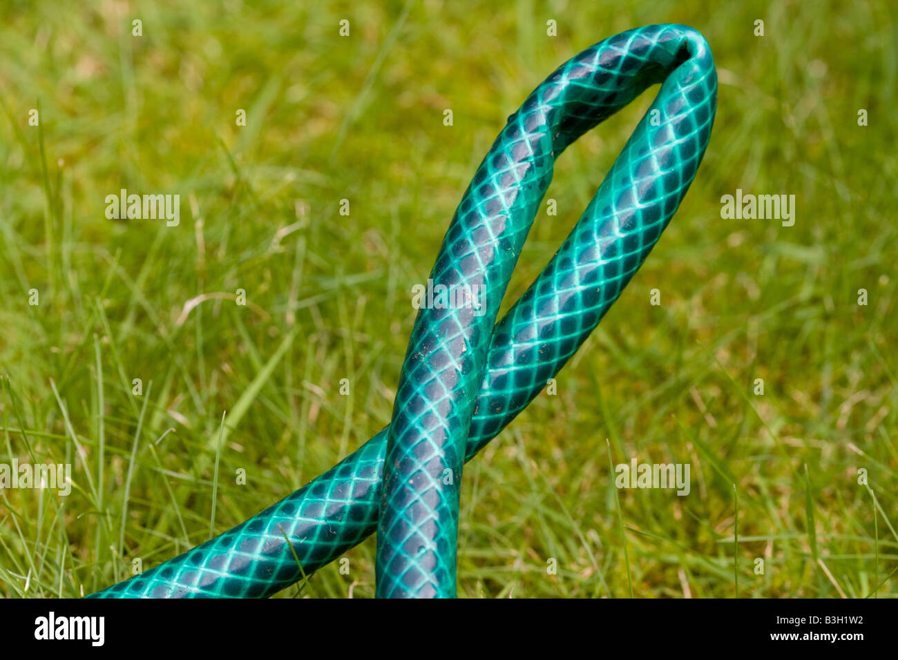 Knick im Schlauch Wasser fließt zu stoppen Stockfotografie - Alamy