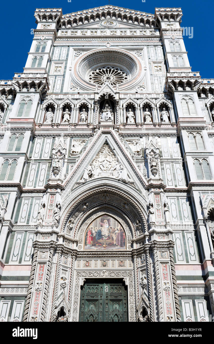 Fassade der Basilica di Santa Maria del Fiore (Duomo), Piazza San Giovanni, Florenz, Toskana, Italien Stockfoto