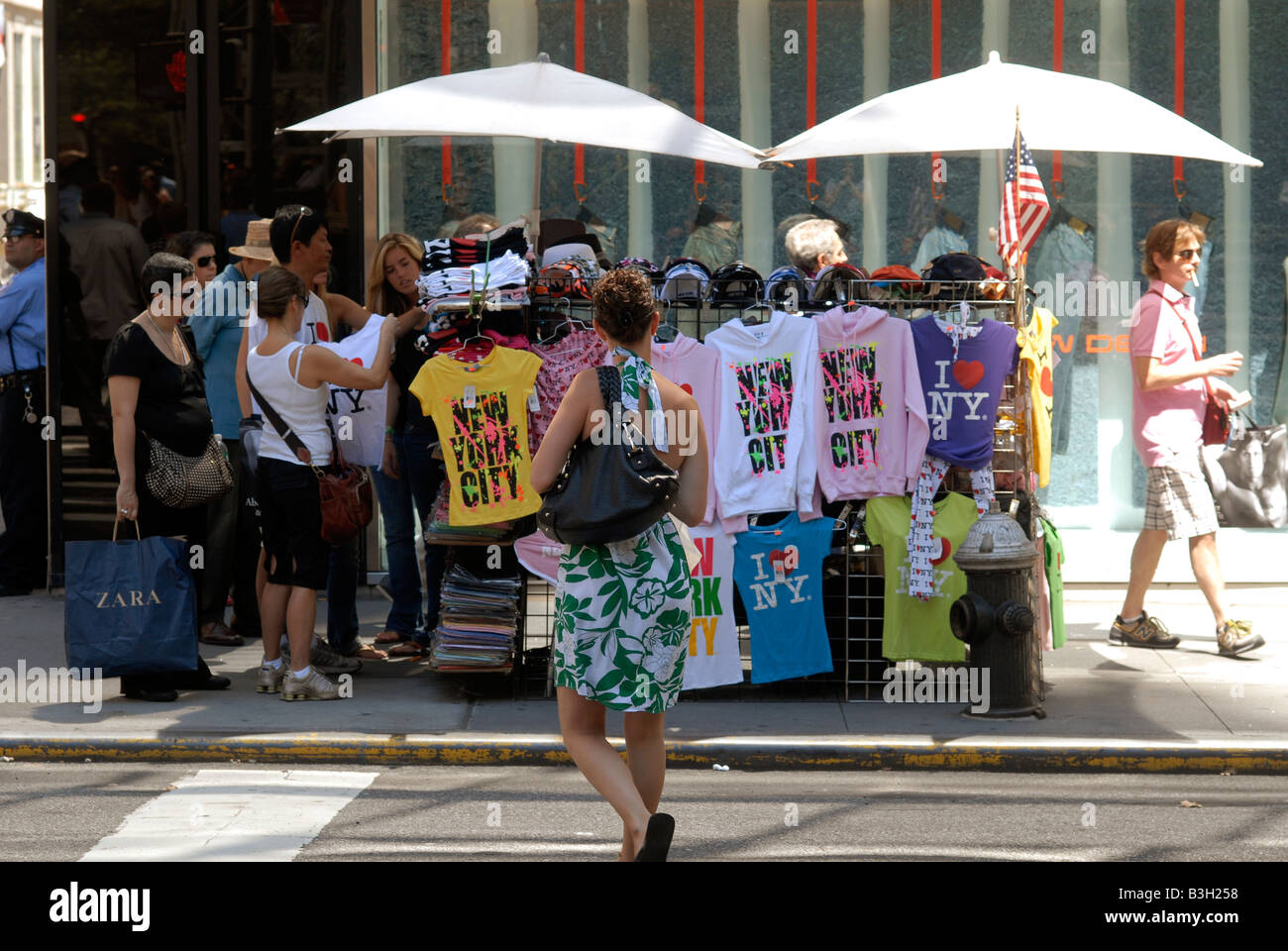 New York-t-Shirts und andere Souvenirs zum Verkauf auf der Fifth Avenue auf Samstag, 16. August 2008 Richard B Levine Stockfoto