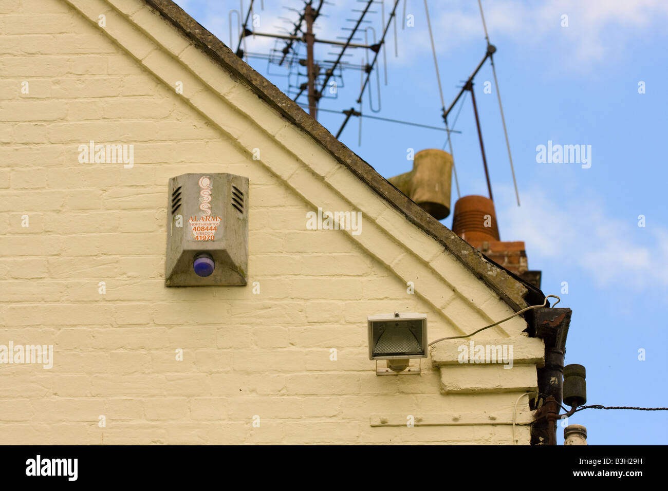 Burglar Alarm und Sicherheit Flutlicht an der Seite eines Hauses Stockfoto