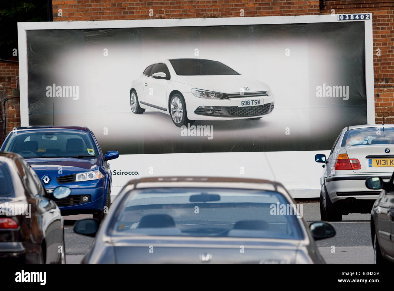 Der neue VW Scirocco Auto in einem Parkhaus, Ipswich, Suffolk, UK Plakatwerbung. Stockfoto