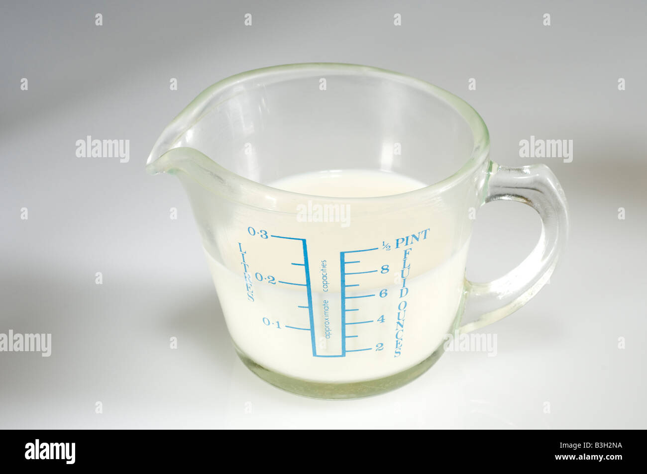 Milch in ein Glas Krug Messung stehen sechs Flüssigunzen Stockfoto