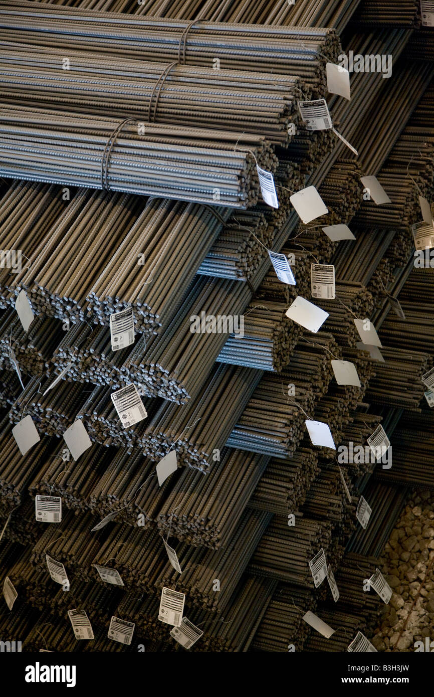 Stahl Stäbe Stäbe bei EISF Steel Factory Mill Abu Dhabi Vereinigte Arabische Emirate VAE arabischen Golf mit Tags gestapelt Stockfoto