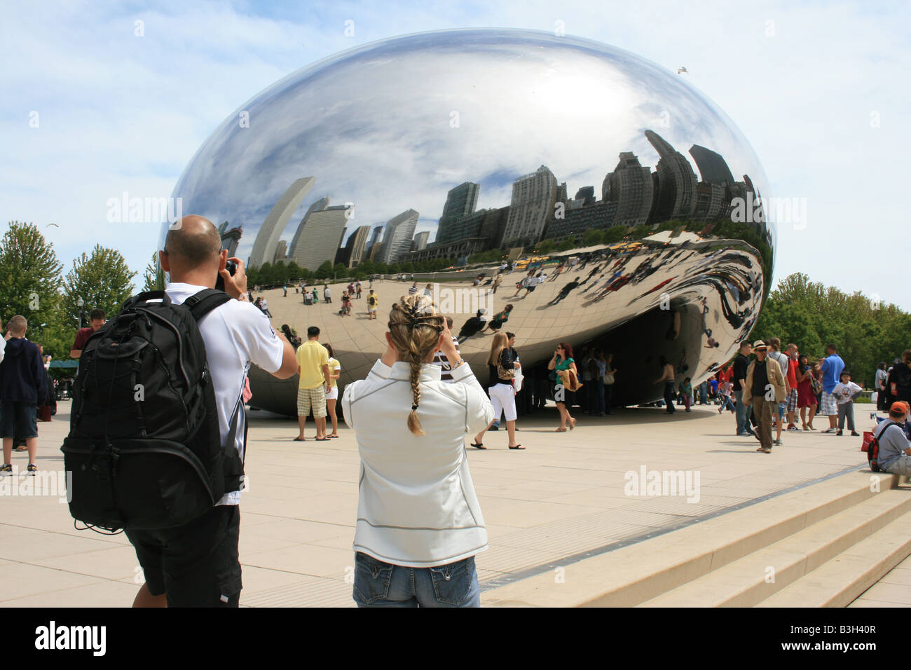Paar das Fotografieren der Skulptur Cloud Gate (die "Bohne") in Chicago. Stockfoto