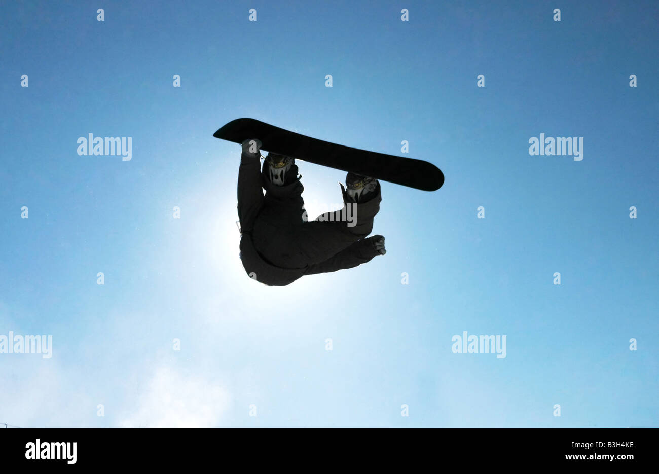Ein Snowboarder gehen große hoch über der half-pipe Stockfoto
