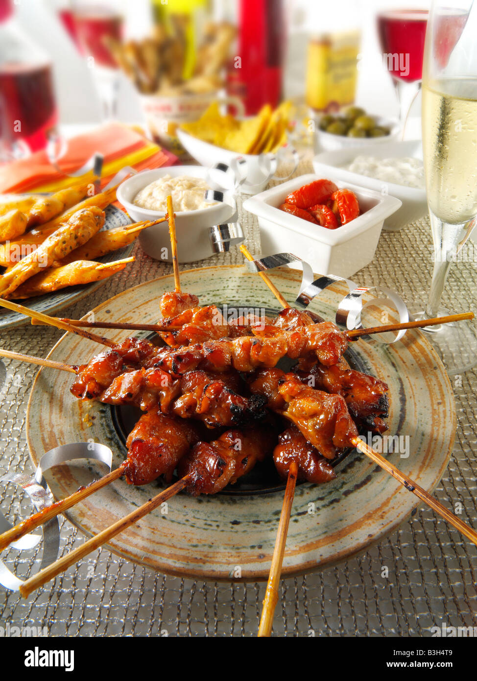 Party Essen Ambiente mit Hühnchen Satay, eingelegtes Hähnchenstreifen und sonnengetrockneten Tomaten dip Stockfoto