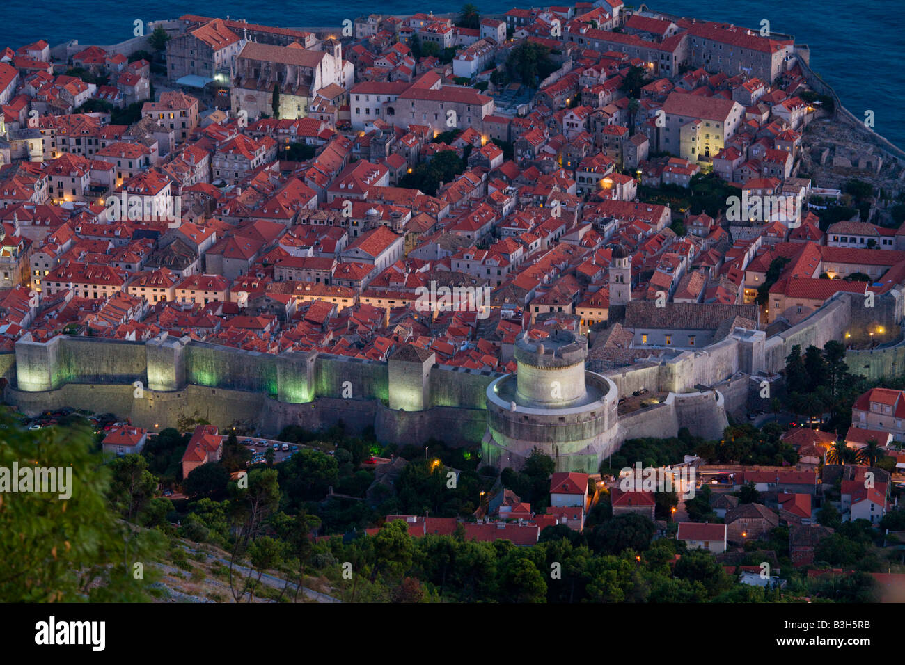 Dubrovnik in Kroatien, Abend- und erhöhten Blick auf die Altstadt in der Nähe von Srdj Berg Stockfoto
