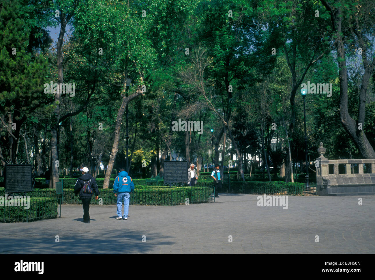 Mexikanische Volk zu Fuß im Zentrum von Alameda Park einen öffentlichen Park in Mexico City, Distrito Federal, Mexiko Stockfoto