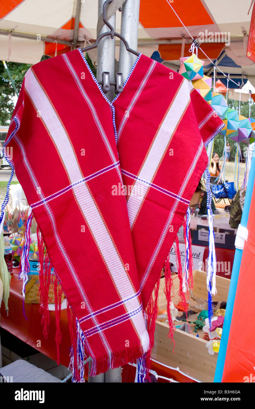 Karen Community aus Burma (Myanmar) zeigen künstlerische Tischläufer. Drachen-Festival Lake Phalen Park St. Paul Minnesota USA Stockfoto