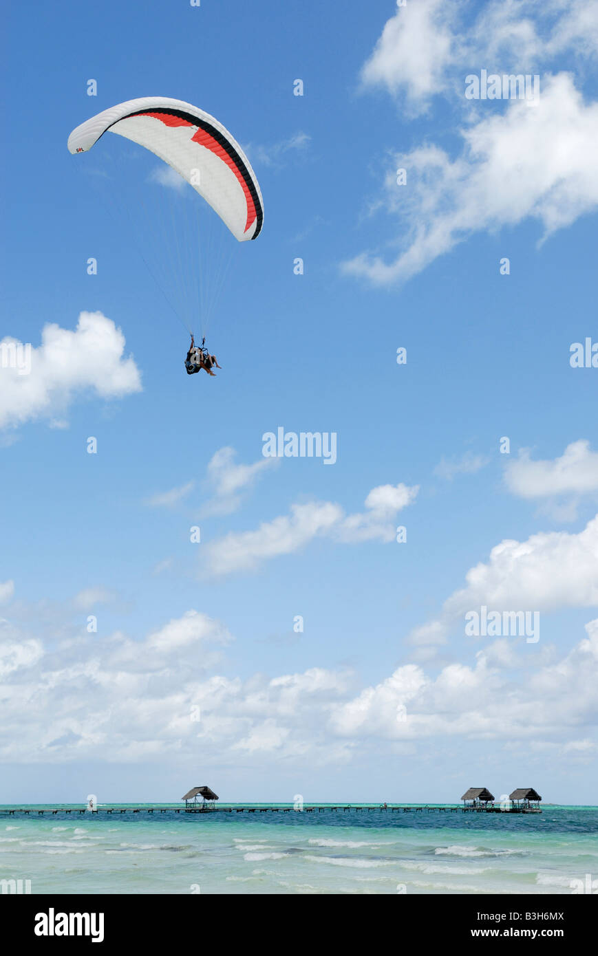 Paragliding am Strand von Cayo Guillermo Ciego de Avila Provinz Kuba April 2007 Stockfoto