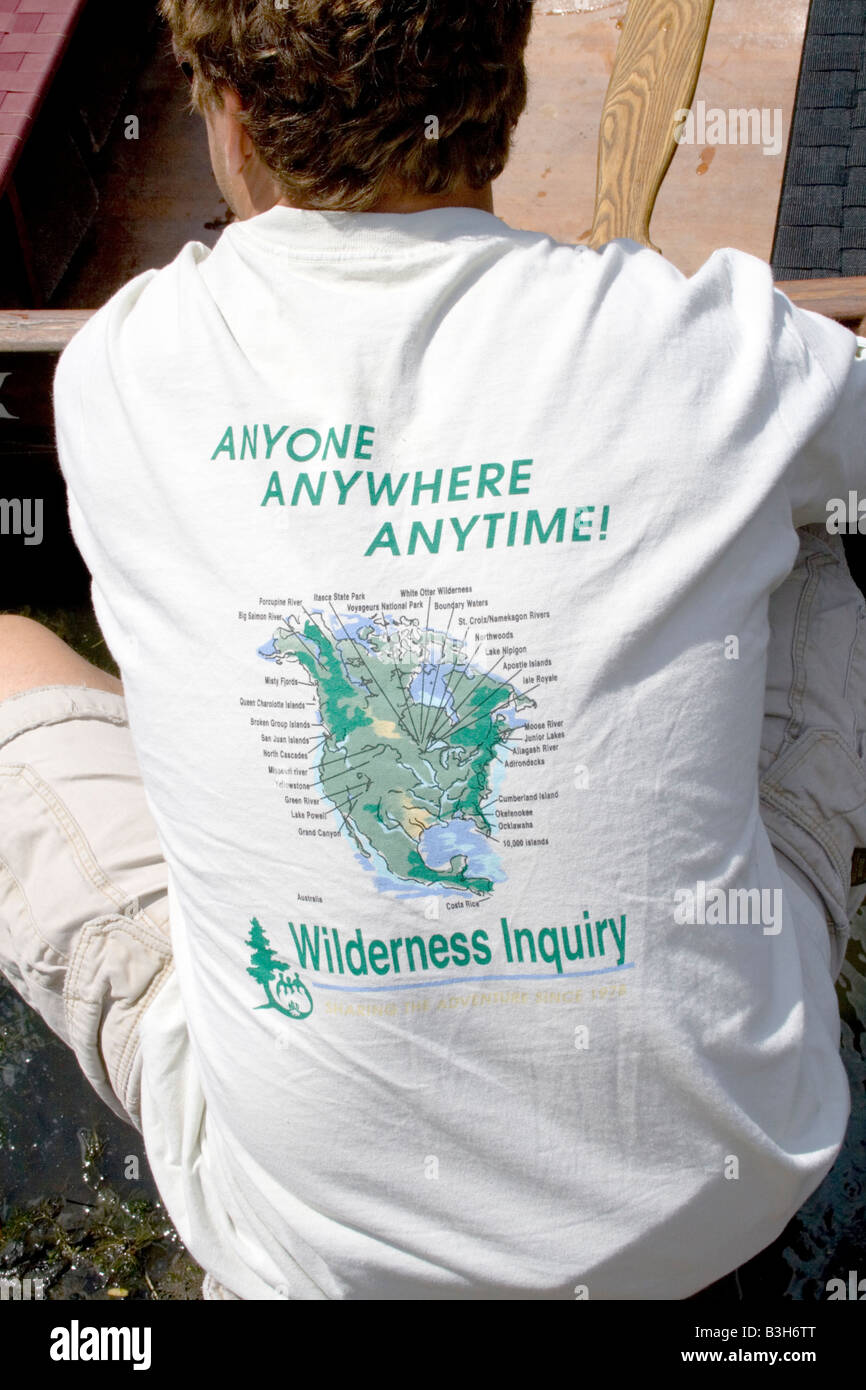 Wildnis Anfrage T-shirt mit Werbung für ihre Kanu-Geschäft Karte. Drachen-Festival Lake Phalen Park St. Paul Minnesota USA Stockfoto