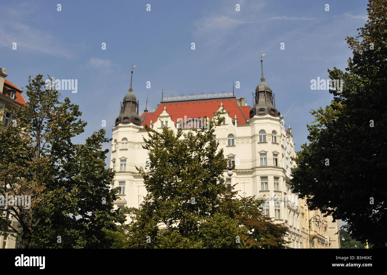 Die Parizska Straße von Prag ist mit reich verzierten Gebäuden gesäumt. Stockfoto