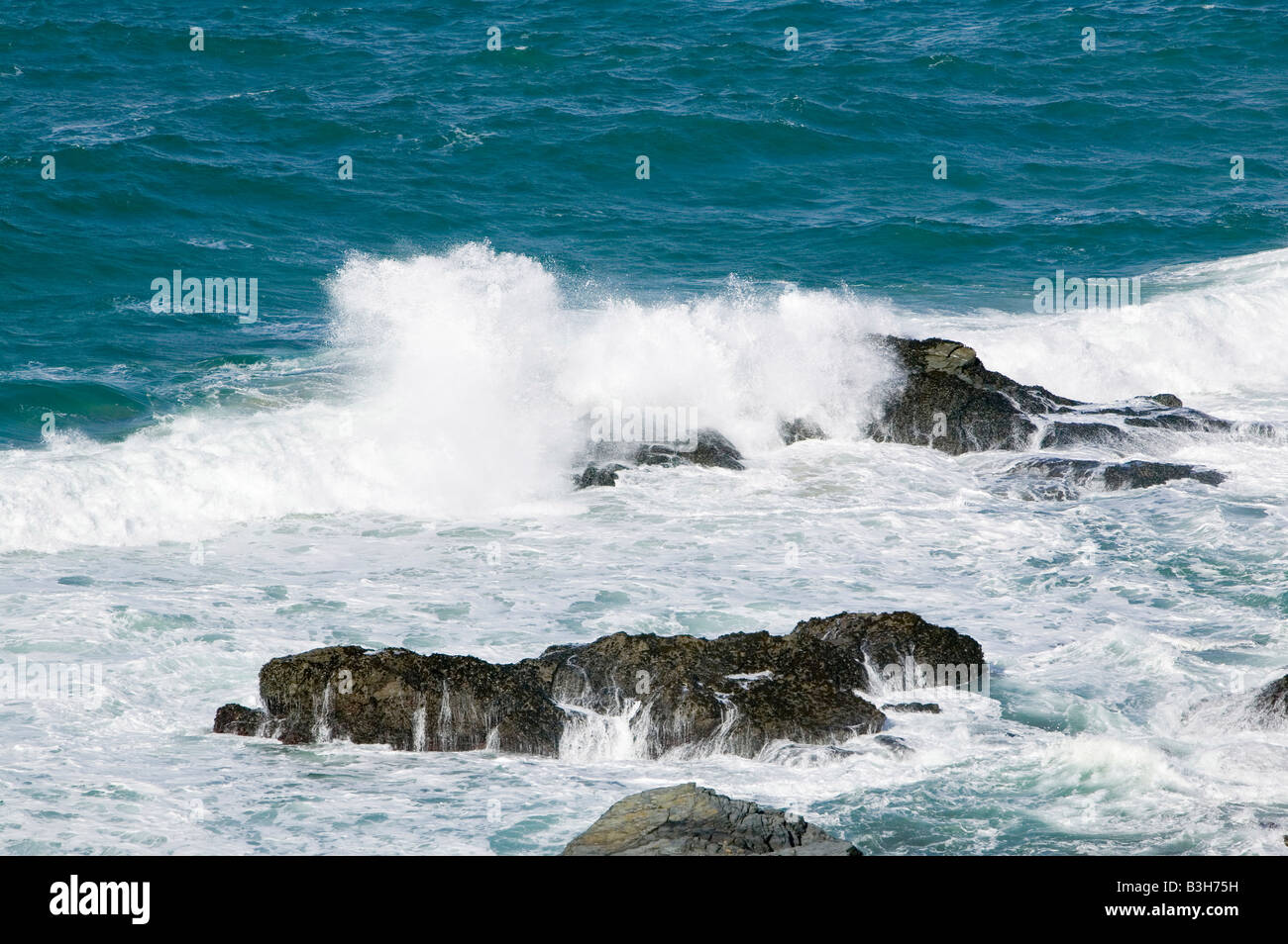 Wellen aus Stepper Point in der Nähe von Padstow auf die Cornish Küste UK Stockfoto
