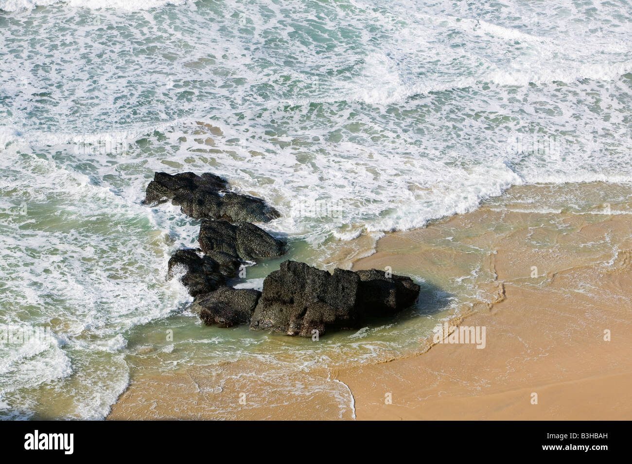 Wellen aus Stepper Point in der Nähe von Padstow auf die Cornish Küste UK Stockfoto