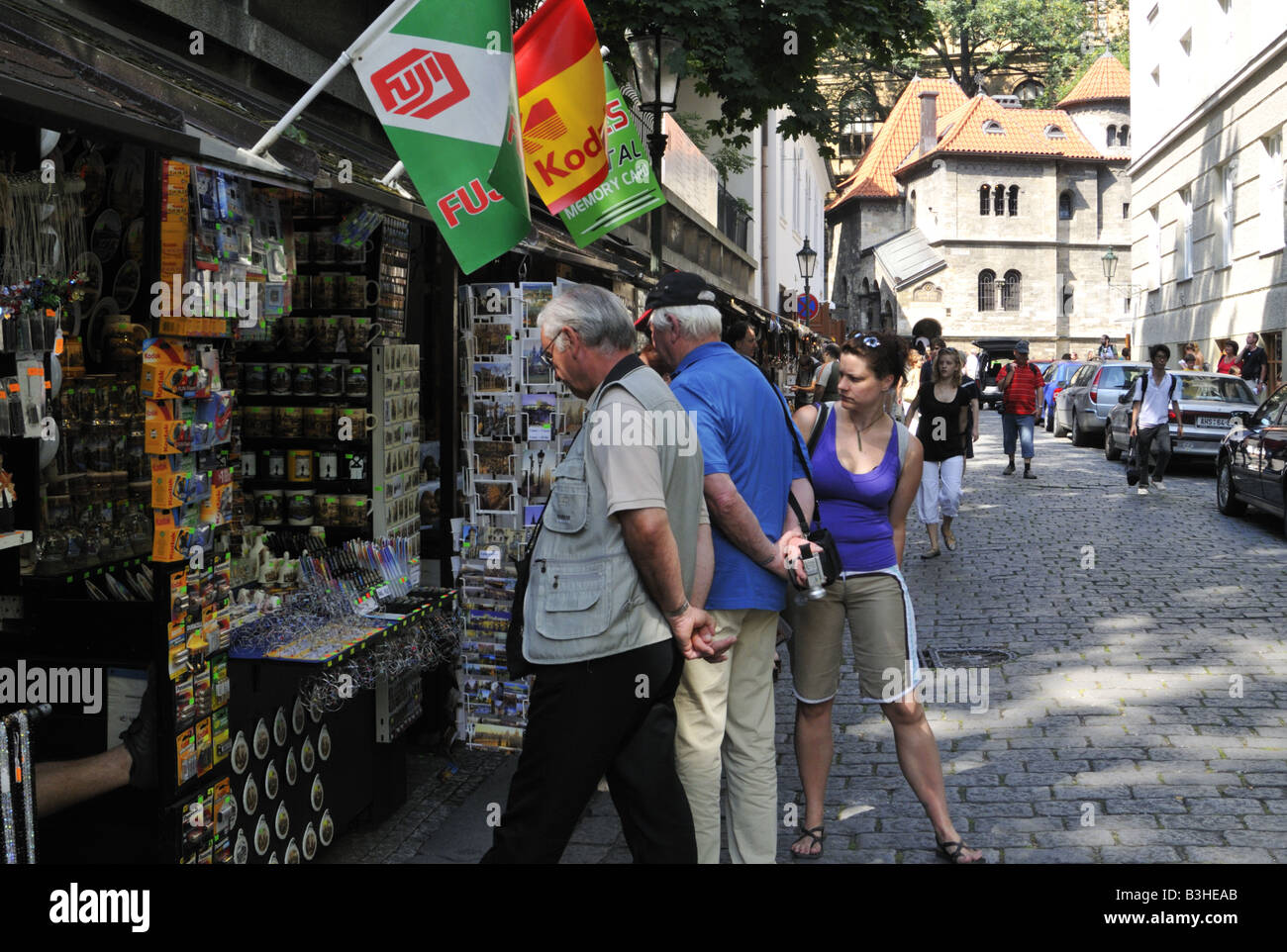 Stände auf Hrbitova Straße nahe dem alten jüdischen Friedhof Prag Stockfoto