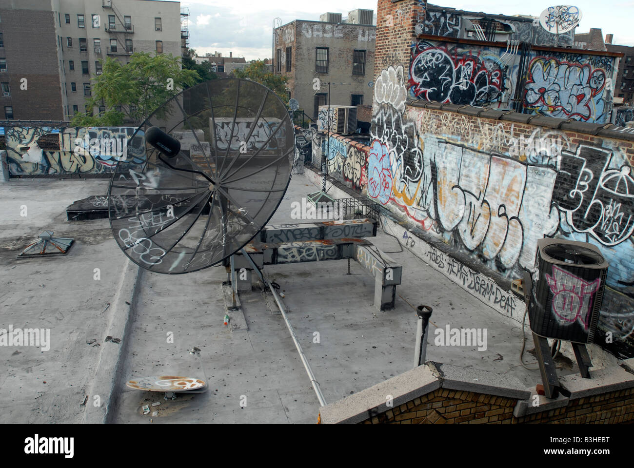 Graffiti und andere Vandalismus auf einem Dach in der Jackson Heights Nachbarschaft von New York im Stadtteil Queens Stockfoto