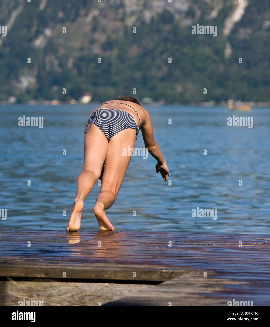 ins kalte Wasser springen Stockfoto