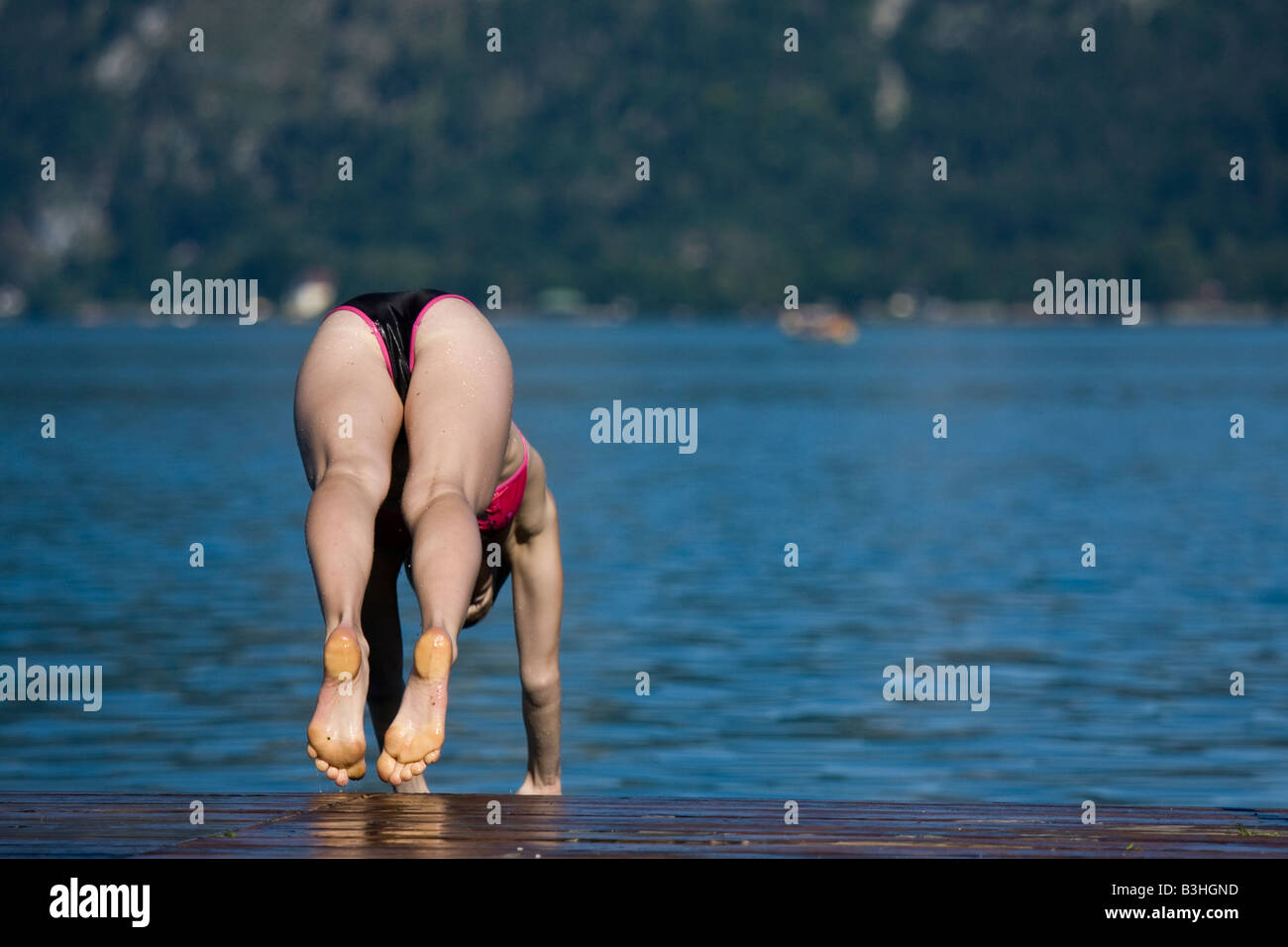 ins kalte Wasser springen Stockfoto