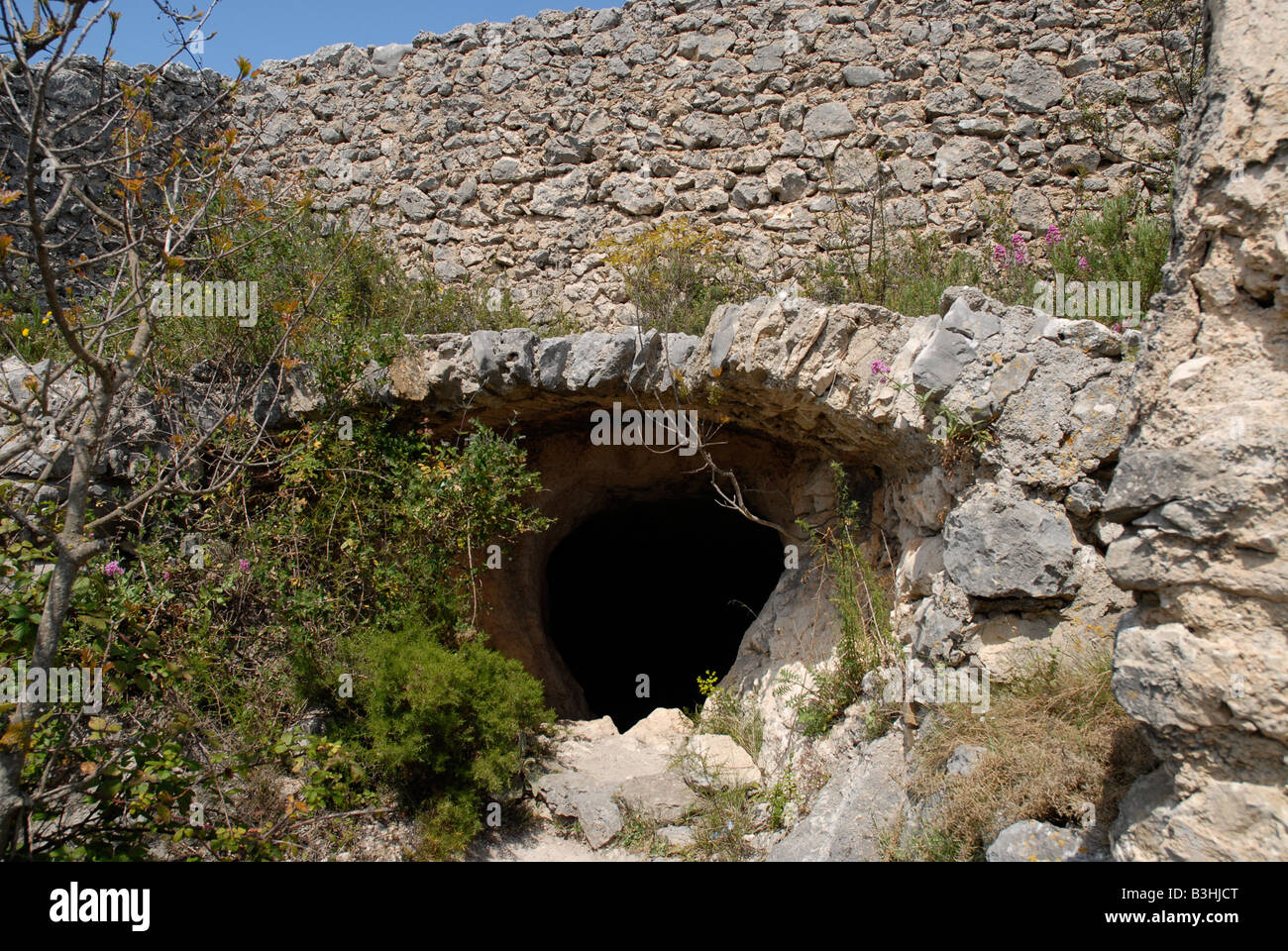 Eingang zum Höhlenwohnungen maurischen Wachturm Talaia De La Foradada, Sierra De La Forada, Provinz Alicante, Comunidad Valenciana, Stockfoto