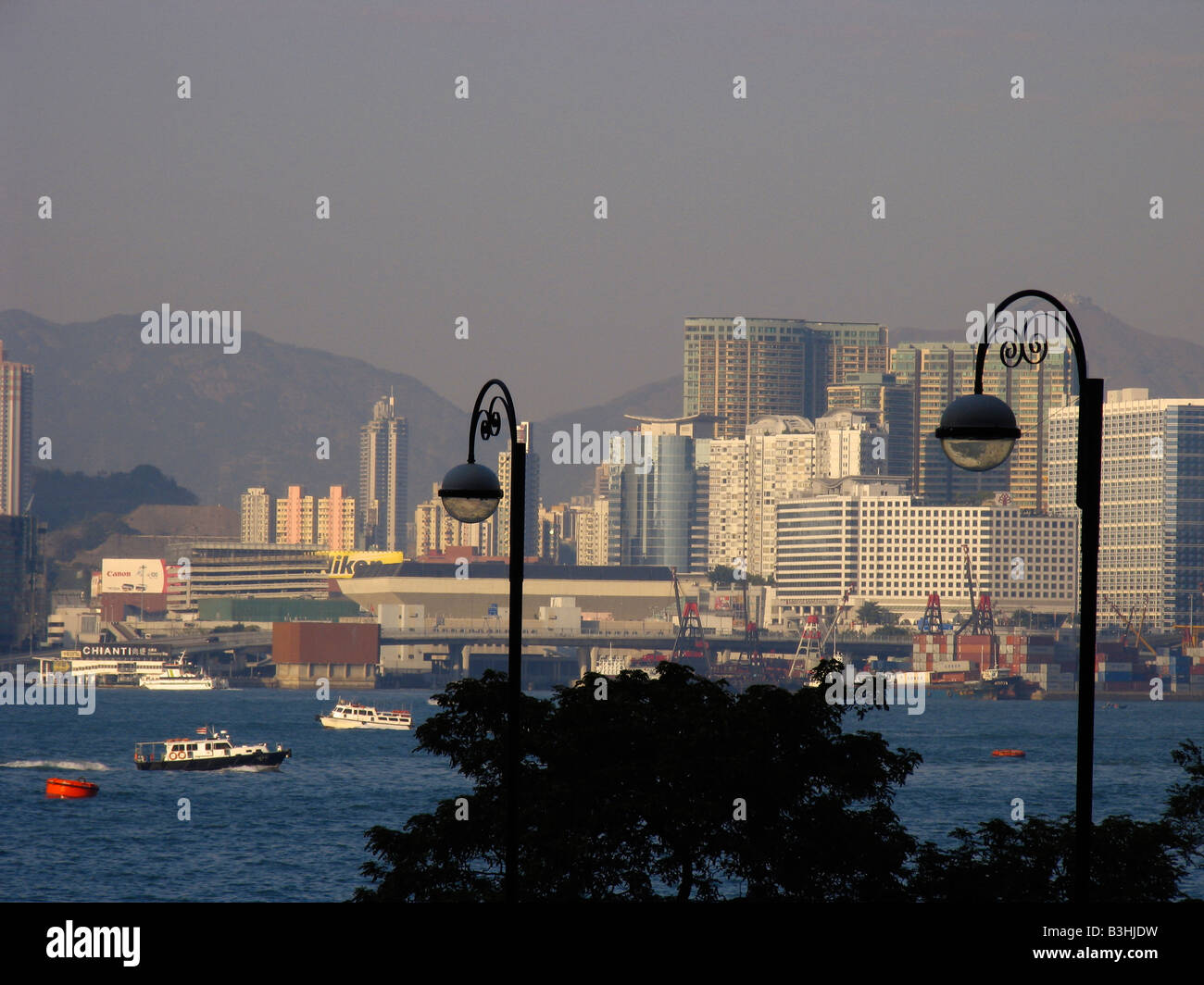 Moderne Skyline von Hong Kong und den Hafen von Kowloon gesehen Stockfoto
