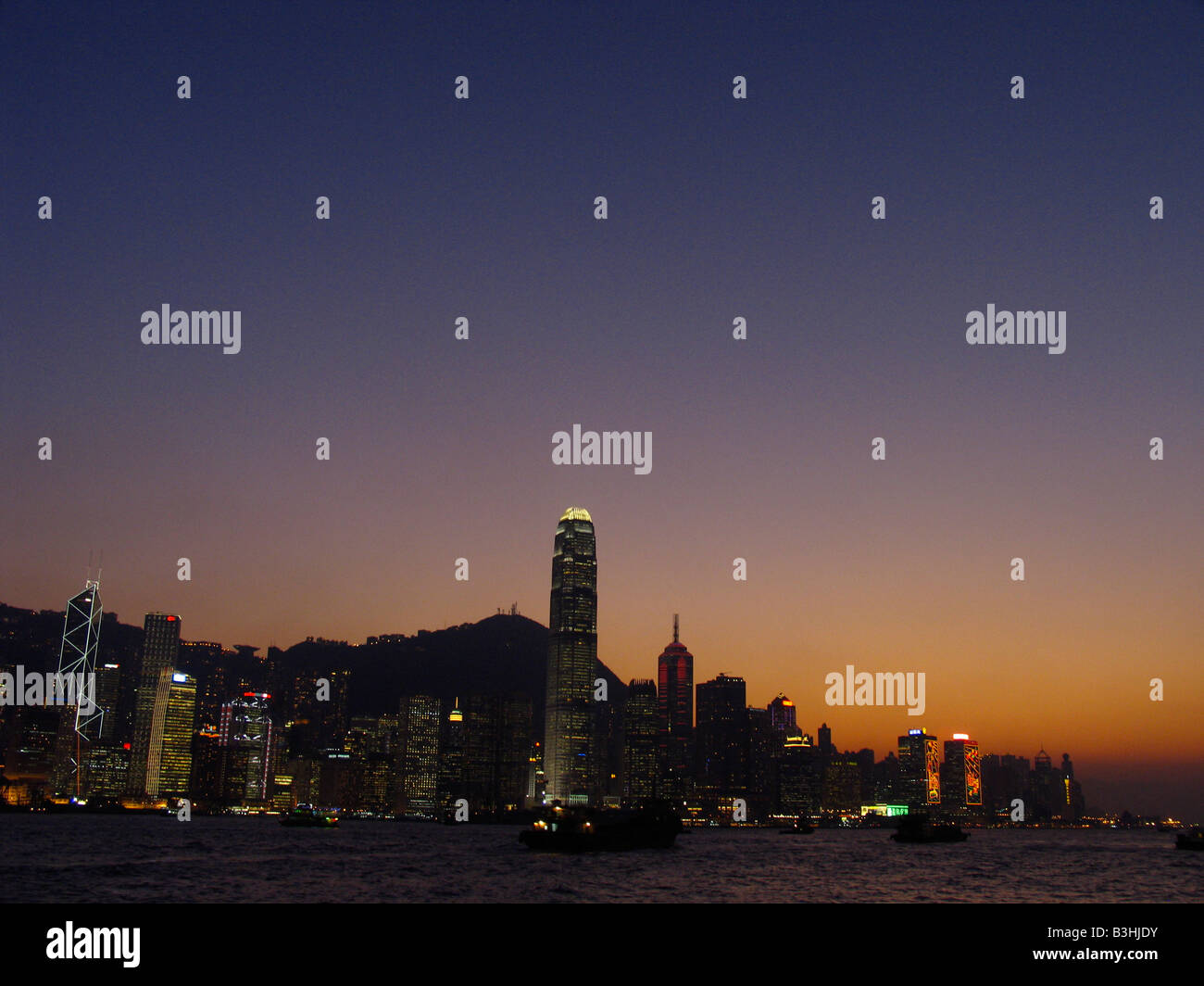 Skyline Hongkongs Central District mit Victoria Harbour und die International Finance Centre in der Nacht. Stockfoto