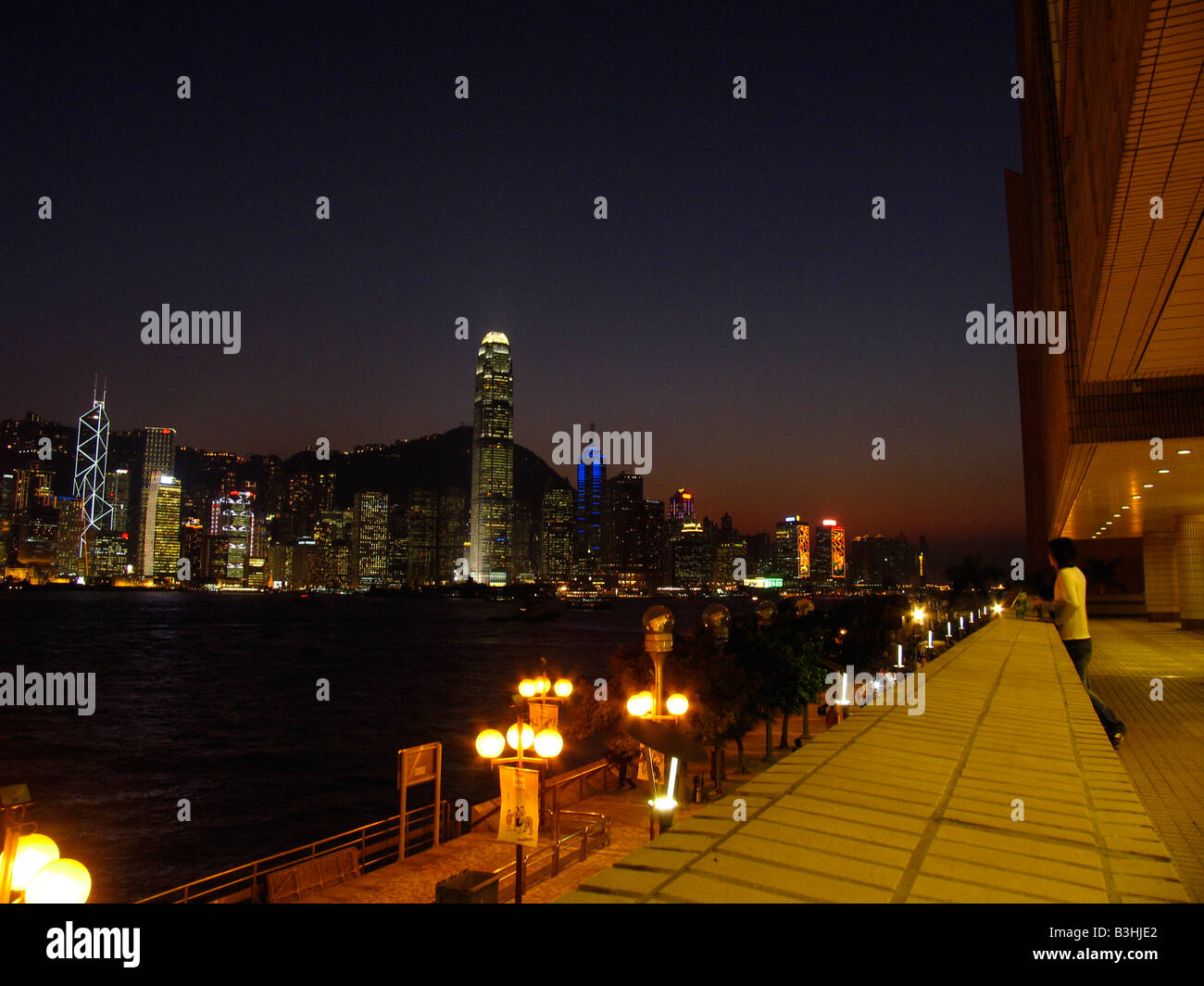 Victoria Harbour und die Skyline Hongkongs Central District am Abend. Stockfoto