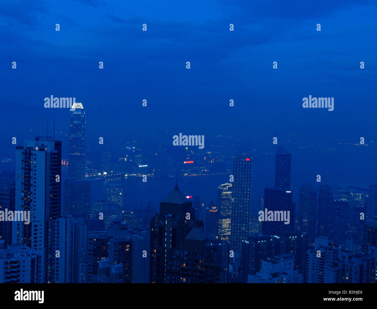 Skyline Hongkongs Central District bei Nacht mit der International Finance Centre. Stockfoto