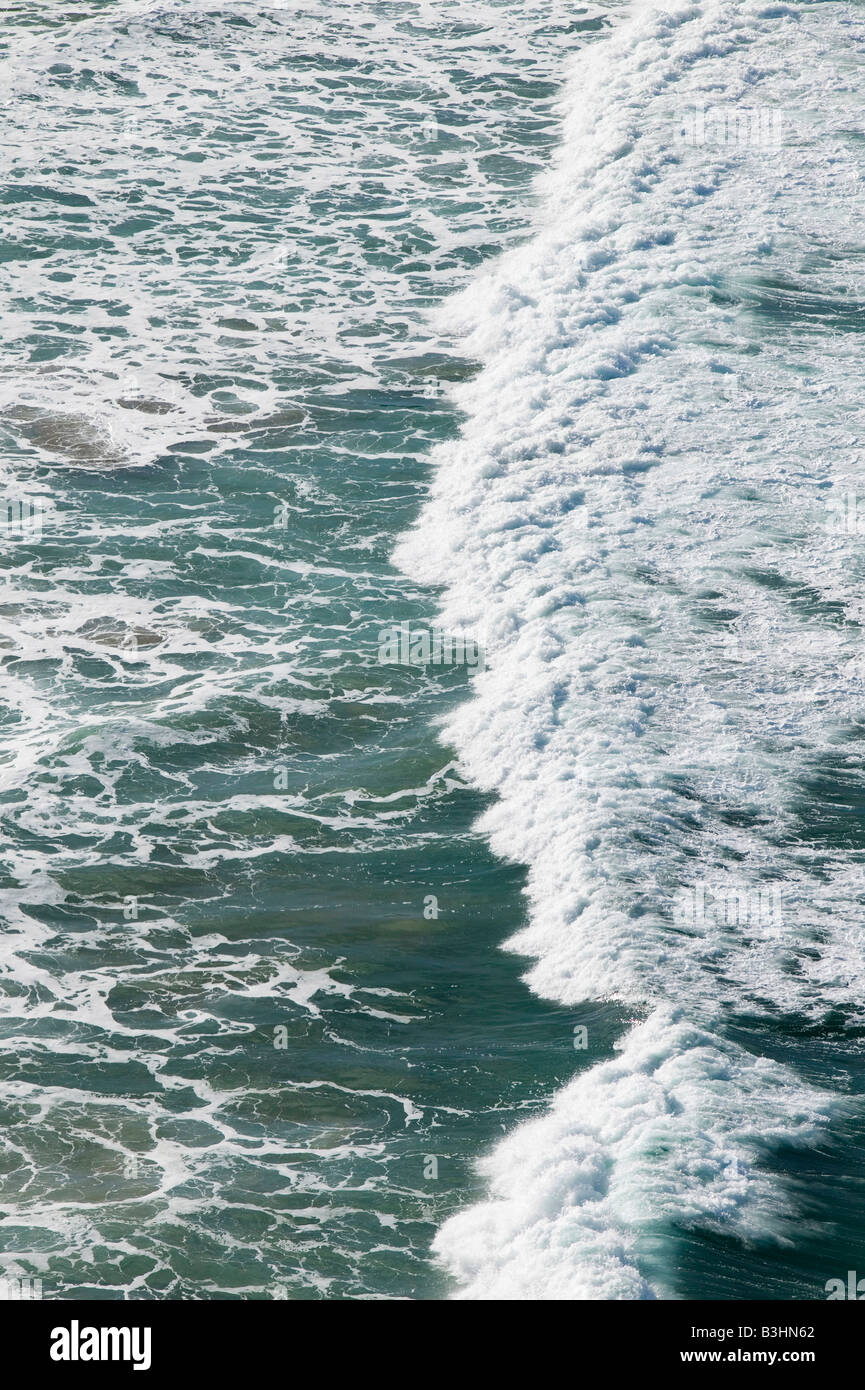 Wellen in der Nähe von Port Quin auf die Cornish Küste UK Stockfoto