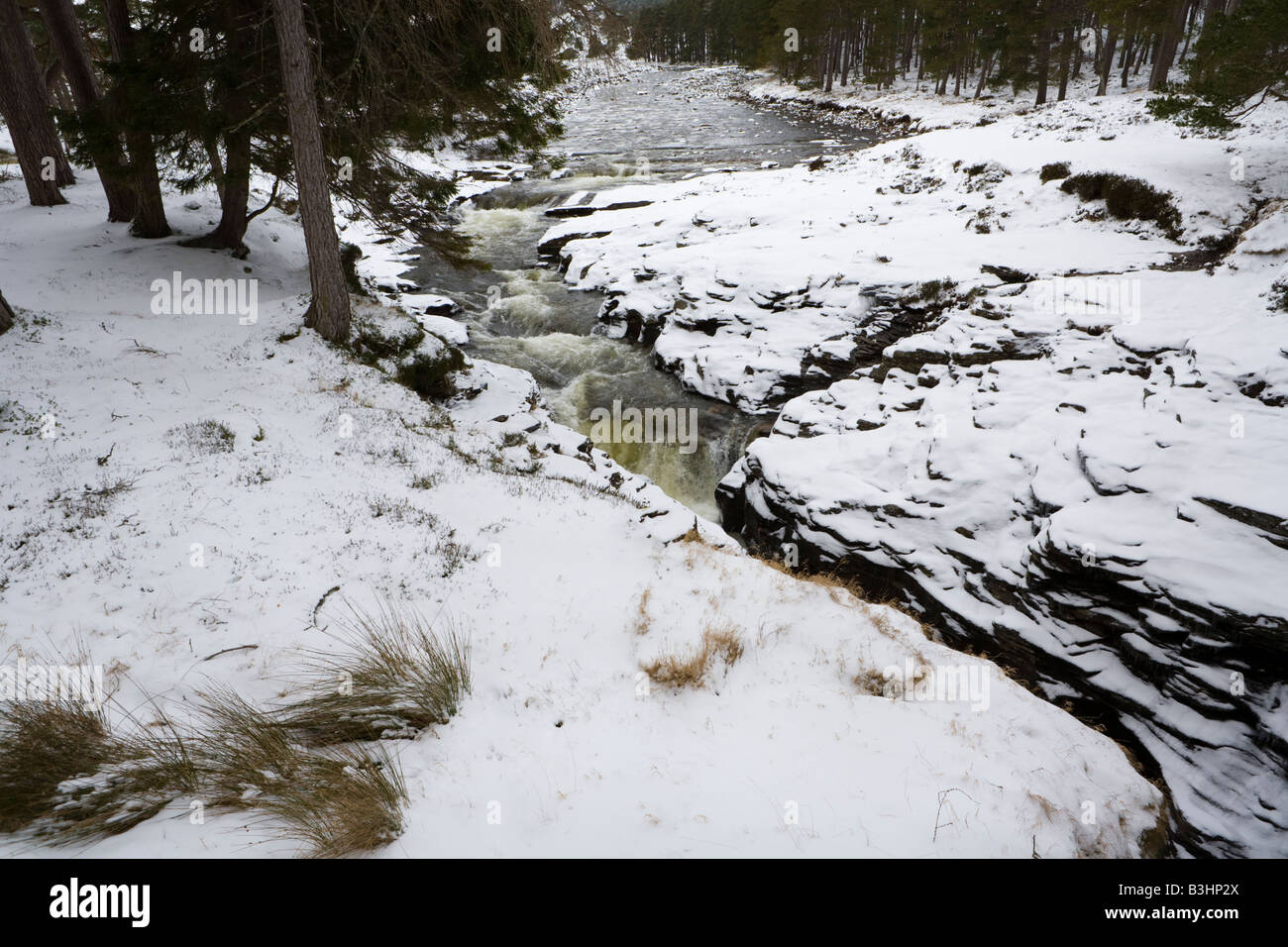 Die Dee-Fluss fließt durch die felsige Schlucht von Linn Dee im Winterschnee, westlich von Braemar, Aberdeenshire, Schottland Stockfoto